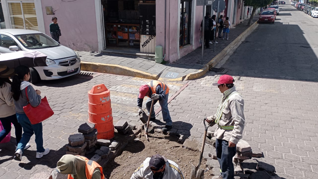Gobierno Municipal de Tlaxcala atiende vialidades con trabajos de renivelación de adoquines